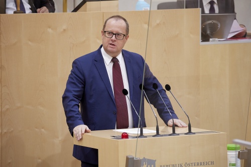 Am Rednerpult Nationalratsabgeordneter Hubert Fuchs (FPÖ)