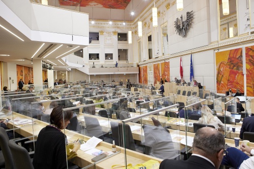 Am Rednerpult Nationalratsabgeordneter Hubert Fuchs (FPÖ)