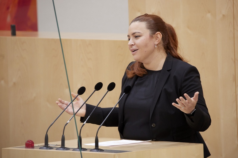Am Rednerpult Nationalratsabgeordnete Nina Tomaselli (GRÜNE)