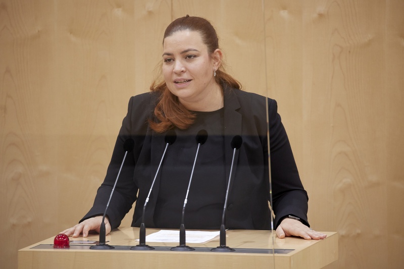 Am Rednerpult Nationalratsabgeordnete Nina Tomaselli (GRÜNE)