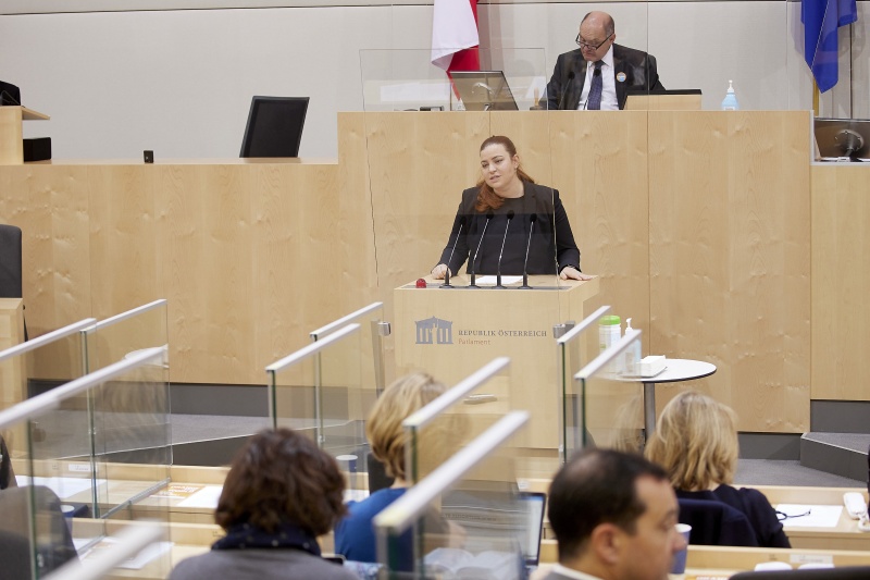 Am Rednerpult Nationalratsabgeordnete Nina Tomaselli (GRÜNE)