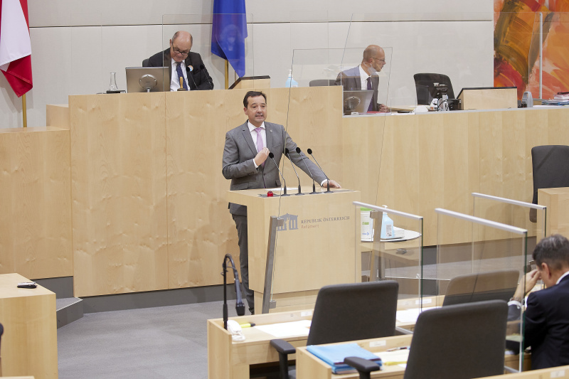 Am Rednerpult Nationalratsabgeordneter Gerald Loacker (NEOS)