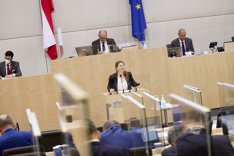 Am Rednerpult Nationalratsabgeordnete Karin Doppelbauer (NEOS)