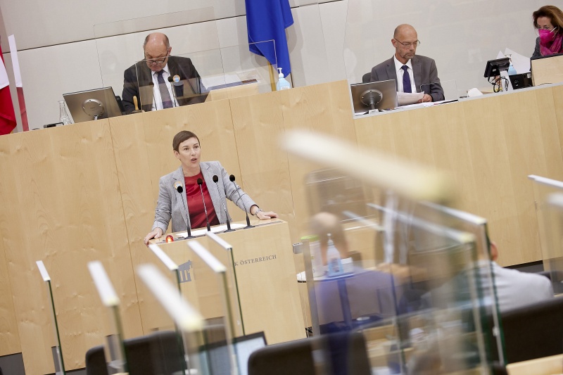 Am Rednerpult Nationalratsabgeordnete Henrike Brandstötter (NEOS)