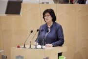 Am Rednerpult Nationalratsabgeordnete Rosa Ecker (FPÖ)