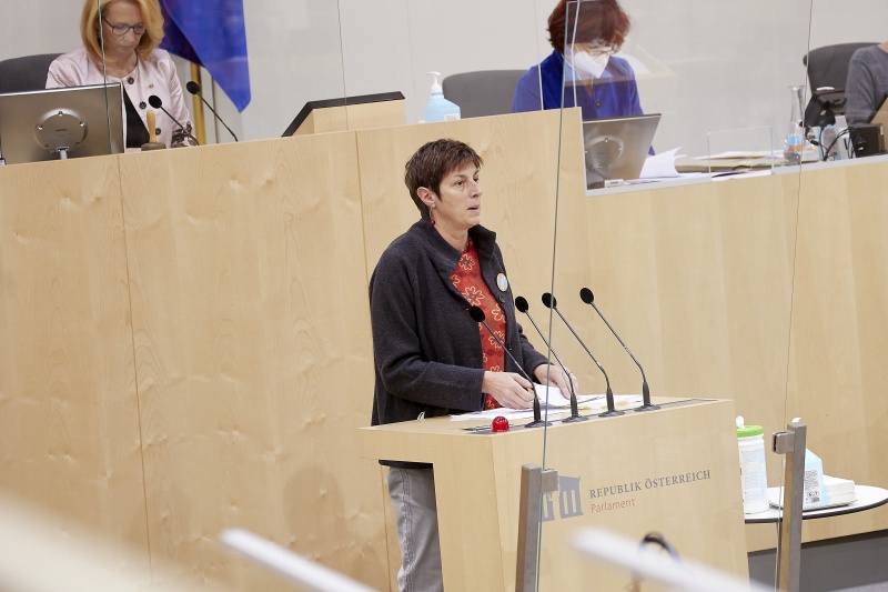 Am Rednerpult Nationalratsabgeordnete Astrid Rössler (Grüne)
