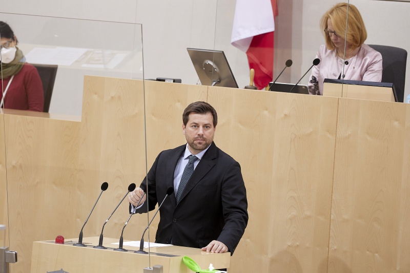 Am Rednerpult Nationalratsabgeordneter Michael Bernhard (NEOS)