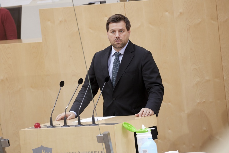 Am Rednerpult Nationalratsabgeordneter Michael Bernhard (NEOS)