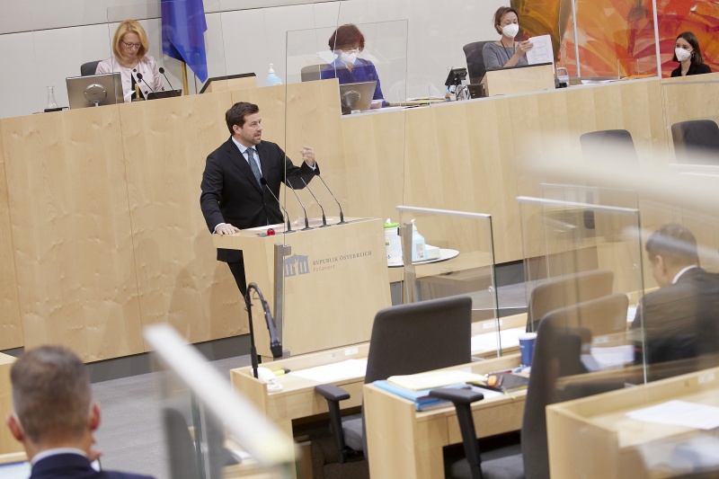 Am Rednerpult Nationalratsabgeordneter Michael Bernhard (NEOS)