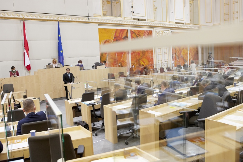 Am Rednerpult Nationalratsabgeordneter Michael Bernhard (NEOS)