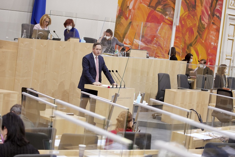 Am Rednerpult Nationalratsabgeordneter Johannes Schmuckenschlager (ÖVP)