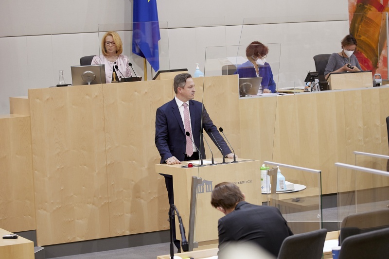 Am Rednerpult Nationalratsabgeordneter Johannes Schmuckenschlager (ÖVP)