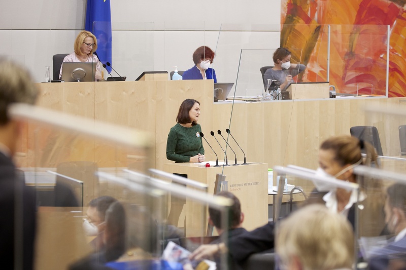 Am Rednerpult Nationalratsabgeordnete Corinna Scharzenberger (ÖVP)