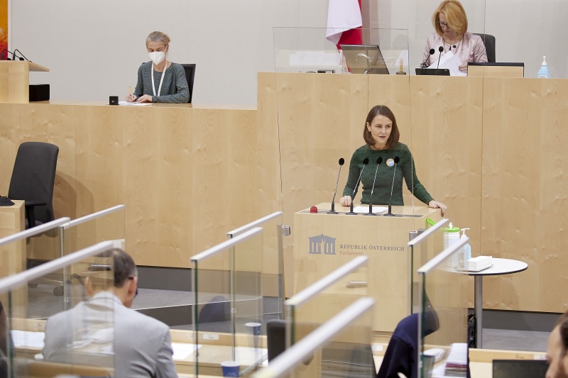 Am Rednerpult Nationalratsabgeordnete Corinna Scharzenberger (ÖVP)