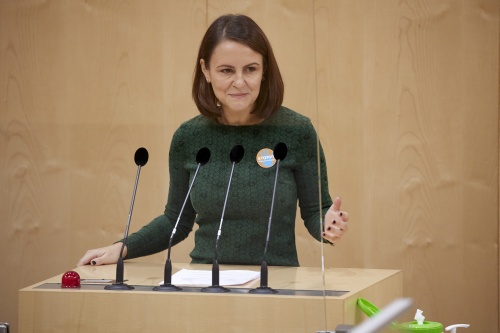 Am Rednerpult Nationalratsabgeordnete Corinna Scharzenberger (ÖVP)