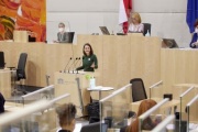 Am Rednerpult Nationalratsabgeordnete Corinna Scharzenberger (ÖVP)