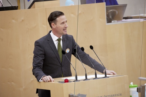 Am Rednerpult Nationalratsabgeordneter Volker Reifenberger (FPÖ)