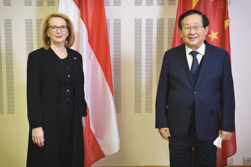 Fahnenfoto. Von links: Zweite Nationalratspräsidentin Doris Bures (SPÖ), Vorsitzender des Nationalkomitees der Politischen Konsultativkonferenz des Chinesischen Volkes WAN Gang