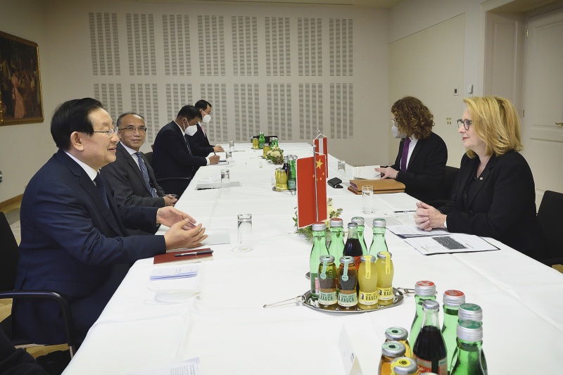 Von links: Vorsitzender des Nationalkomitees der Politischen Konsultativkonferenz des Chinesischen Volkes WAN Gang, Chinas Botschafter in Österreich Li Xiaosi, Zweite Nationalratspräsidentin Doris Bures (SPÖ)