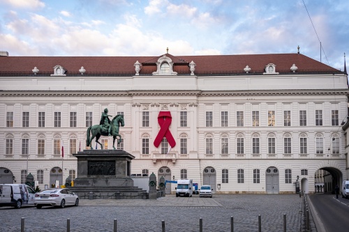 Montiertes Red Ribbon am Josefsplatz