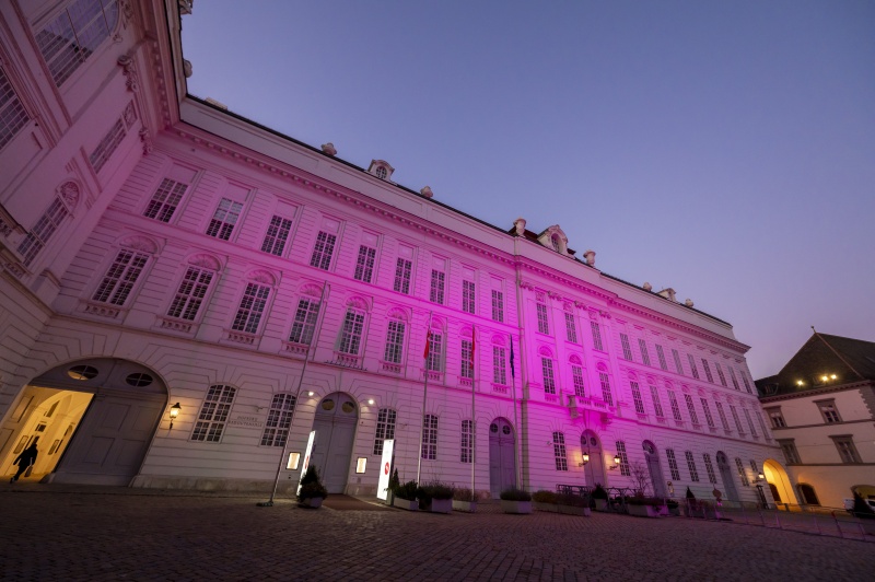 Violett beleuchteter Josefsplatz