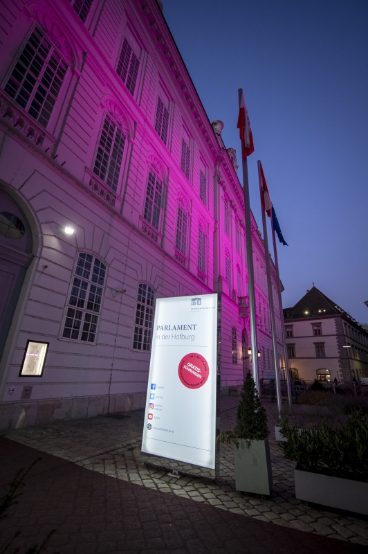 Violett beleuchteter Josefsplatz