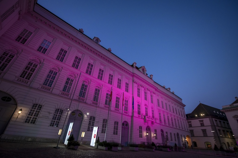 Violett beleuchteter Josefsplatz