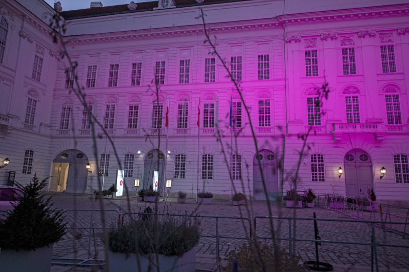 Violett beleuchteter Josefsplatz