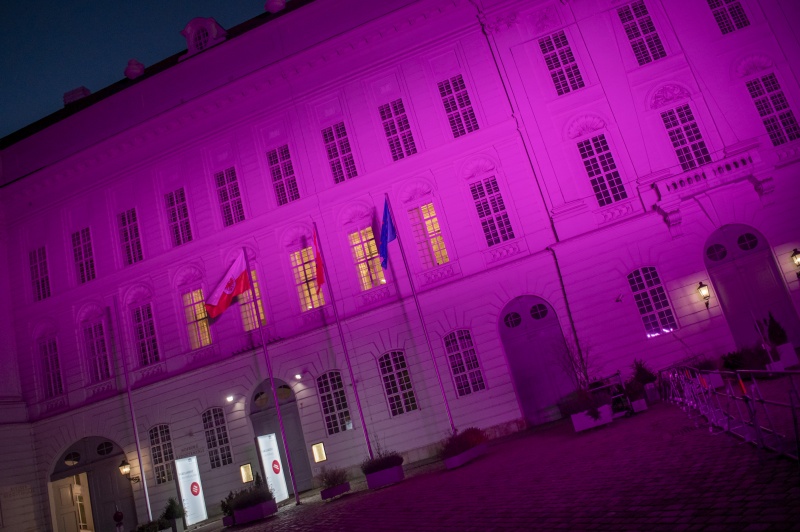 Violett beleuchteter Josefsplatz