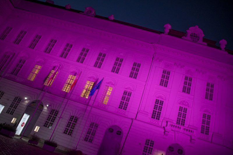 Violett beleuchteter Josefsplatz