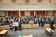 Gruppenfoto mit allen Bundesratsmitgliedern zu 'Orange the World'