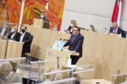 Am Rednerpult: Vorsitzender der Bundesratsfraktion Christoph Steiner (FPÖ) bei der Begründung der Dringlichen Anfrage
