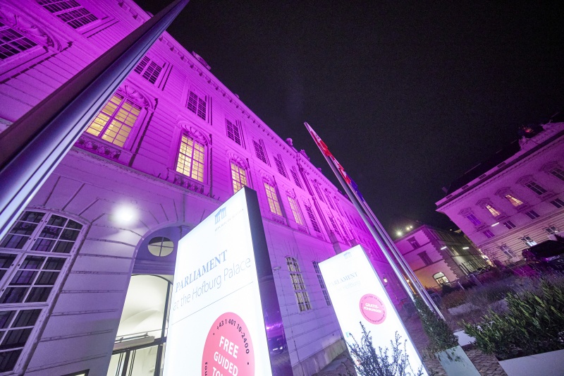 Violett beleuchteter Josefsplatz