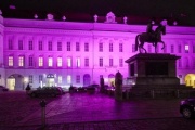 Violett beleuchteter Josefsplatz