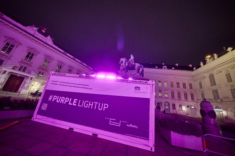 Violett beleuchteter Josefsplatz