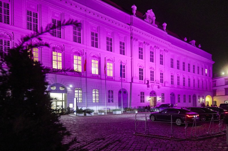 Violett beleuchteter Josefsplatz