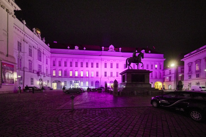 Violett beleuchteter Josefsplatz