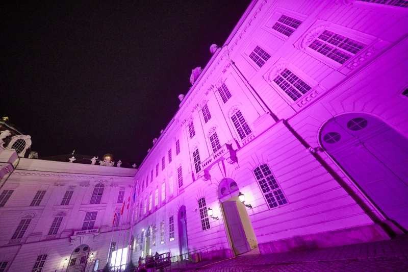 Violett beleuchteter Josefsplatz
