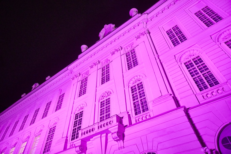 Violett beleuchteter Josefsplatz