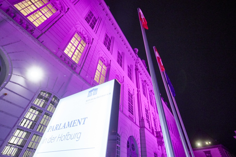 Violett beleuchteter Josefsplatz