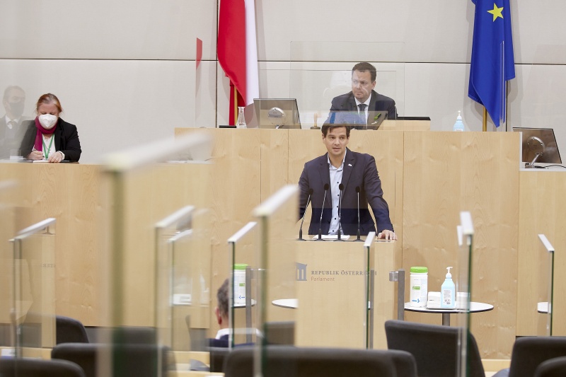 Am Rednerpult Nationalratsabgeordneter Hannes Amesbauer (FPÖ)