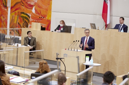 Am Rednerpult Nationalratsabgeordneter Georg Strasser (ÖVP)