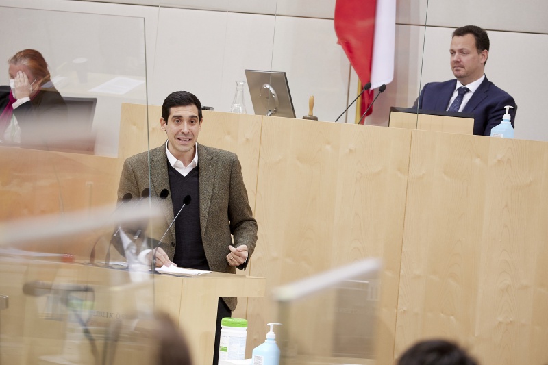 Am Rednerpult Bevollmächtigter des Tierschutz-Volksbegehrens Sebastian Bohrn Mena