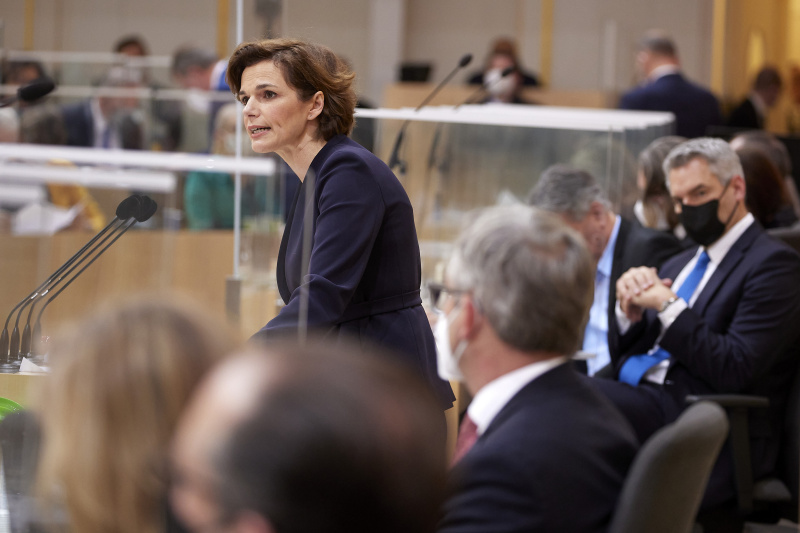 Am Rednerpult Klubvorsitzende Pamela Rendi-Wagner (SPÖ)