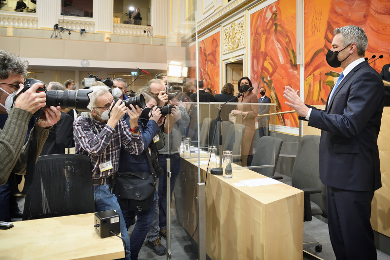Bundeskanzler Karl Nehammer (ÖVP) mit MedienvertreterInnen