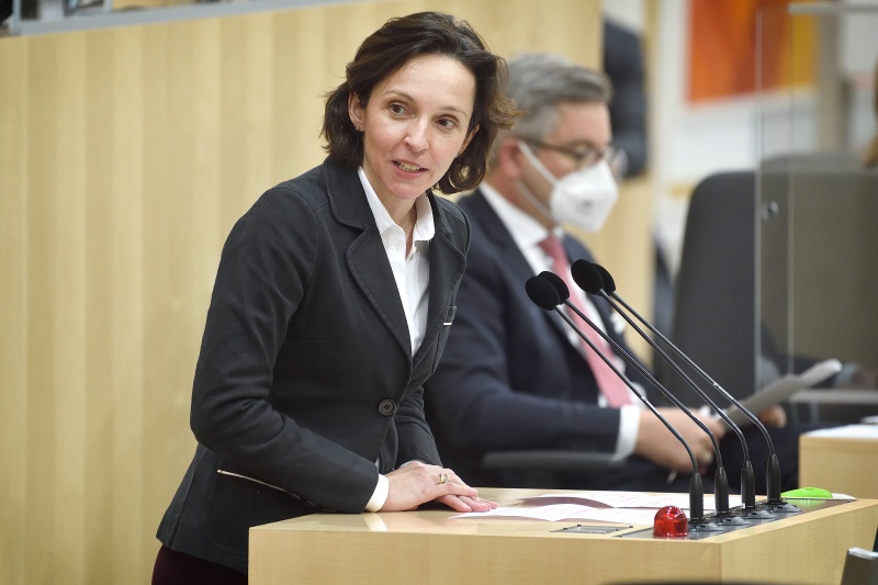 Nationalratsabgeordnete Martina Künsberg Sarre (NEOS) am Wort