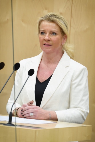 Nationalratsabgeordnete Irene Neumann-Hartberger (ÖVP) am Wort