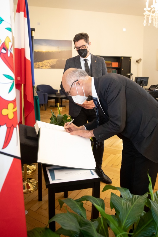 Japanischer Botschafter Akira Mizutani beim Eintrag in das Gästebuch. Im Hingergrund Bundesratspräsident Peter Raggl (ÖVP) 