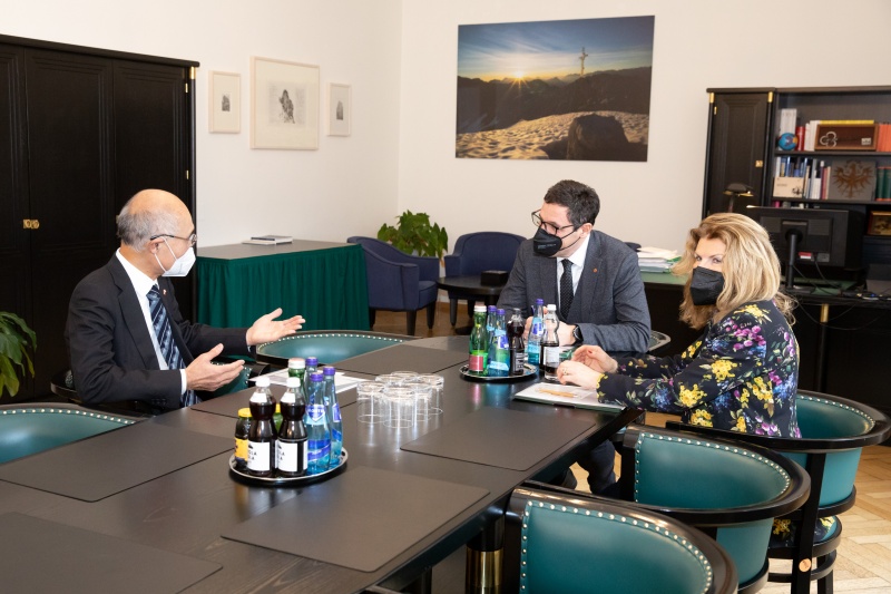 Von links: Japanischer Botschafter Akira Mizutani, Bundesratspräsident Peter Raggl (ÖVP), Bundesratsvizedirektorin Alice Alsch-Harant