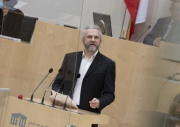 Nationalratsabgeordneter Martin Litschauer (GRÜNE) am Rednerpult
